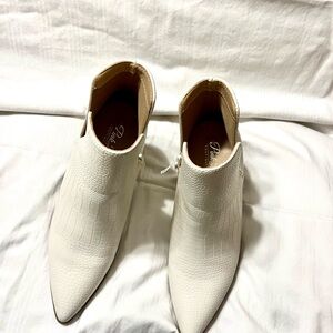 White Ankle Boots with Pointed Toes and Medium Heels